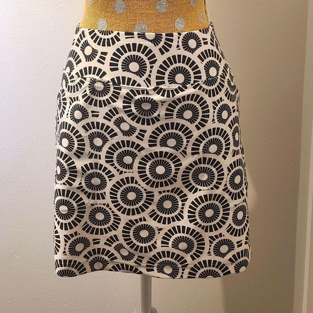 "SKINZ" XS Black & White Skort tennis pickleball athletic golf frolf outdoors